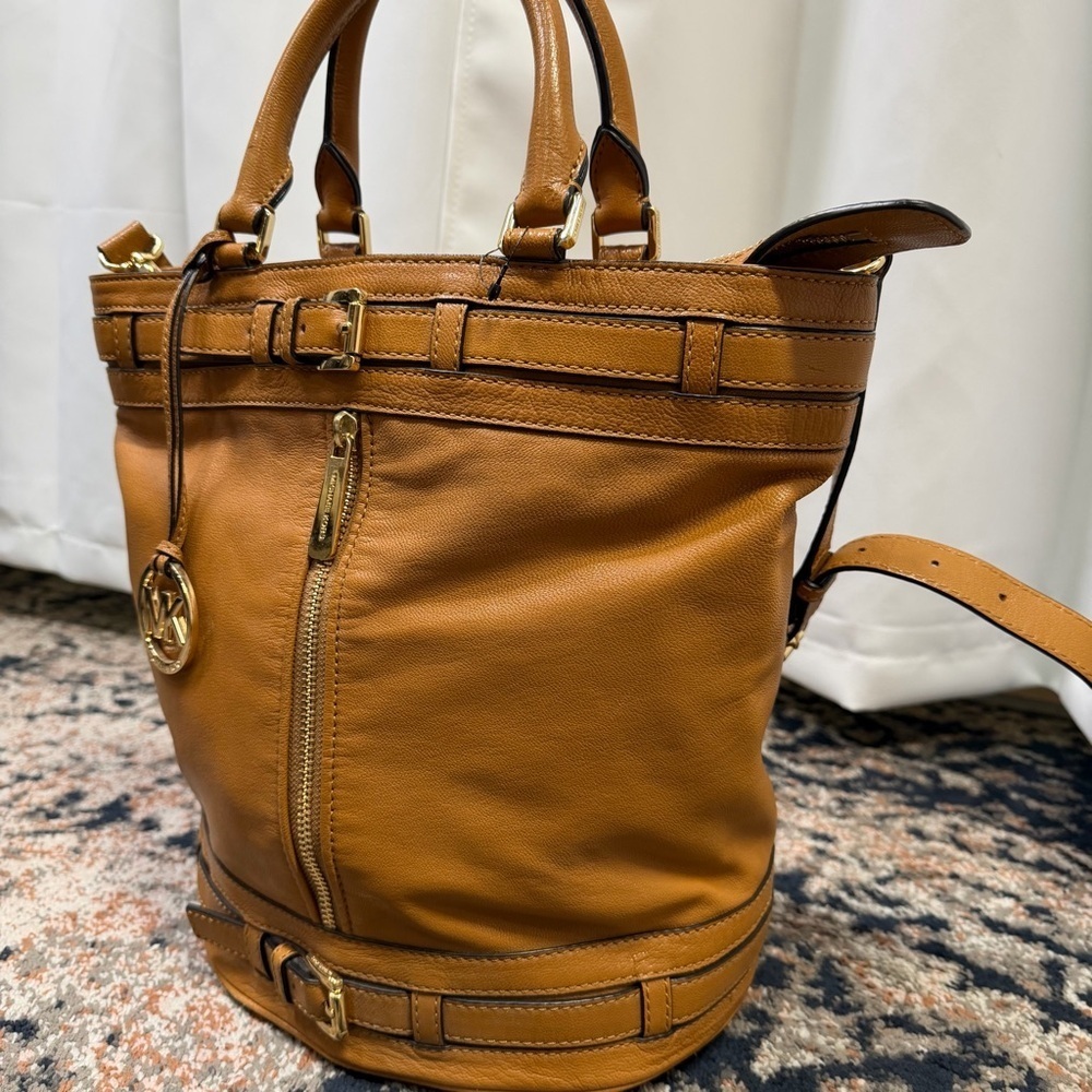 MICHAEL Michael Kors ‘Kingsbury’ Large Bucket Tote in Tan Leather - Picture 6 of 13